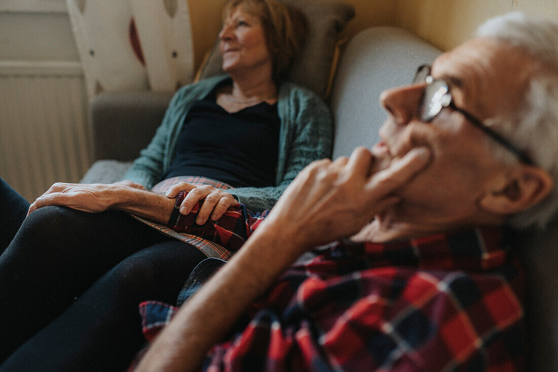 Älteres Paar entspannt auf dem Sofa