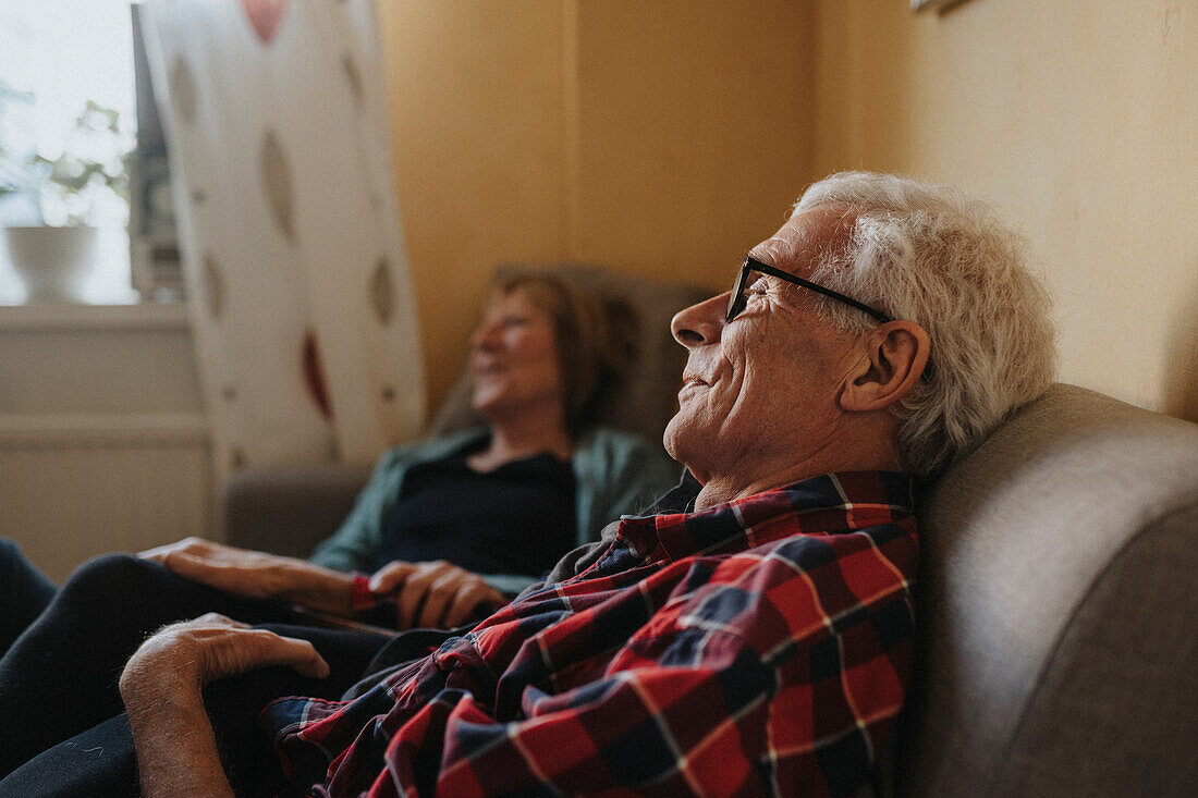 Älteres Paar entspannt sich auf dem Sofa