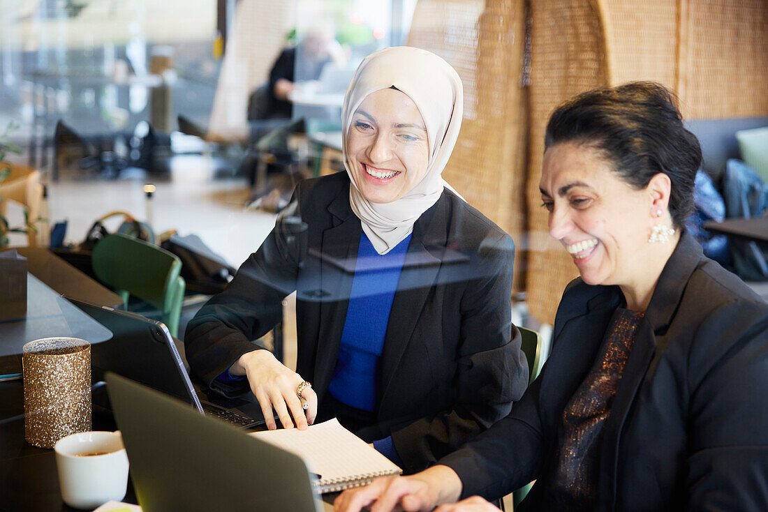 Geschäftsfrauen mit digitalem Tablet im Café