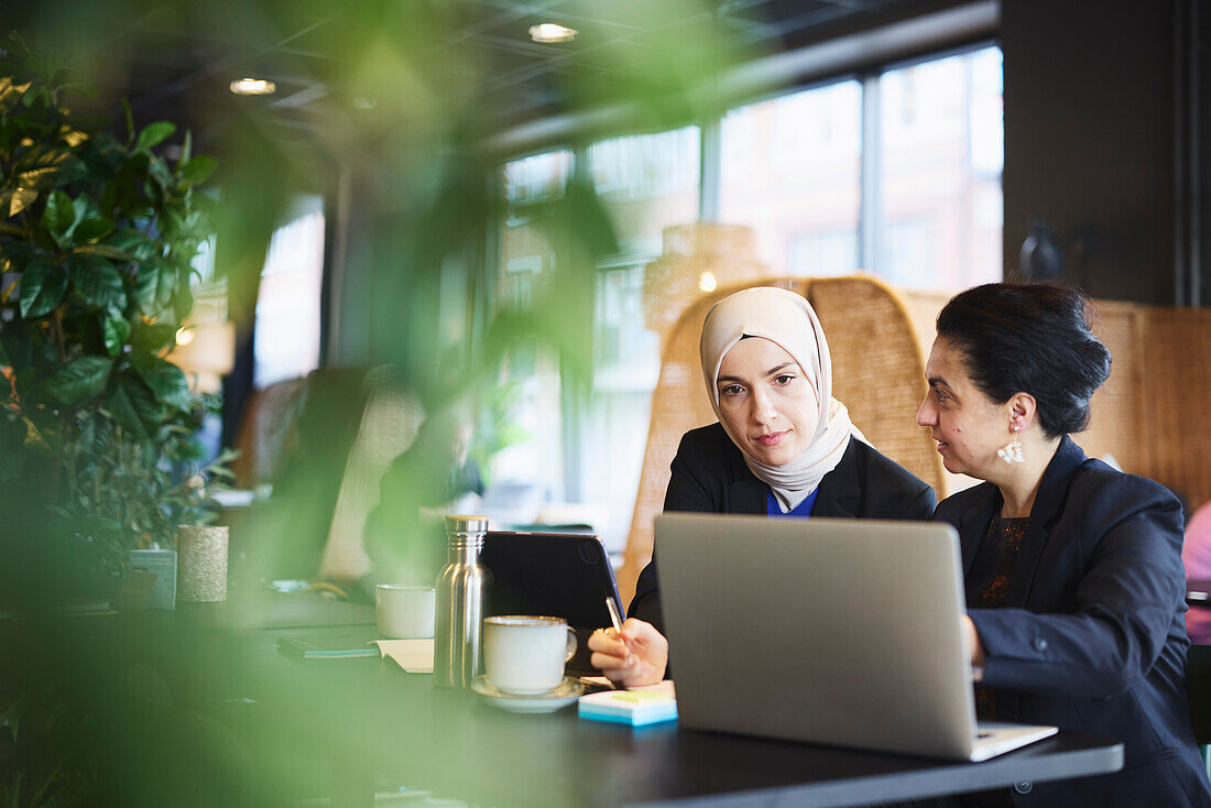 Geschäftsfrauen mit digitalem Tablet im Café