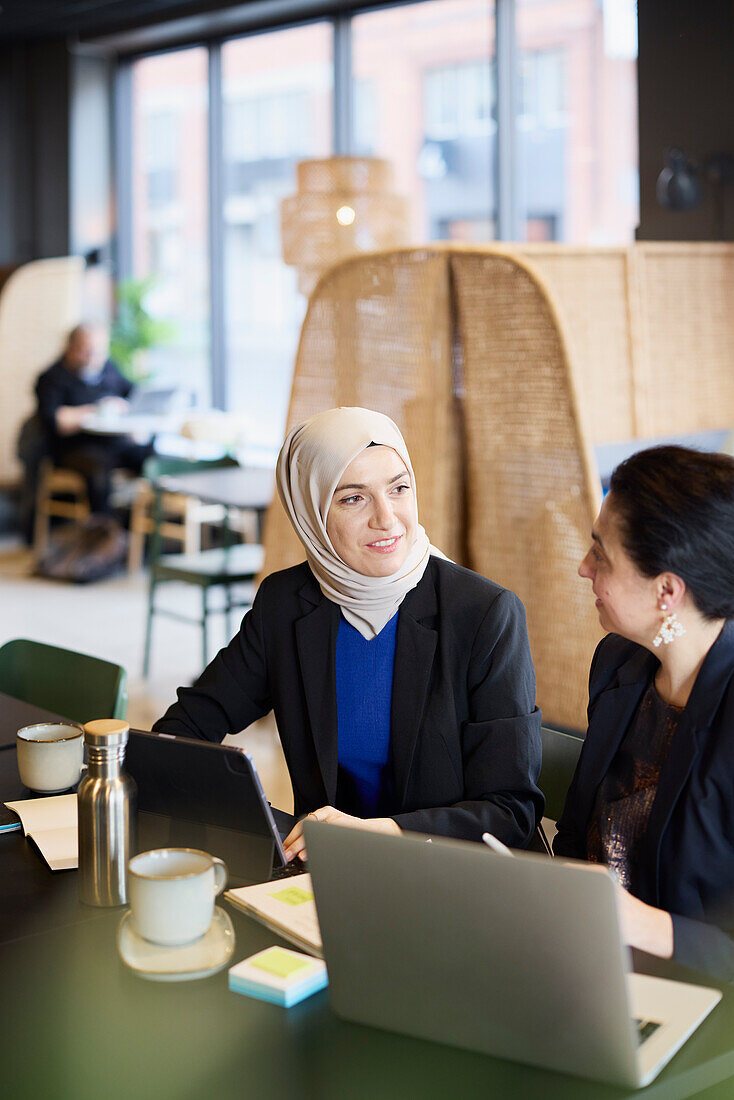 Geschäftsfrauen mit digitalem Tablet in einem Café