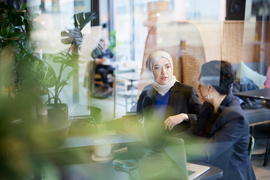 Geschäftsfrauen im Gespräch im Cafe