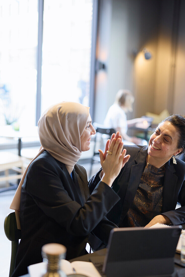 Geschäftsfrauen im Gespräch im Café