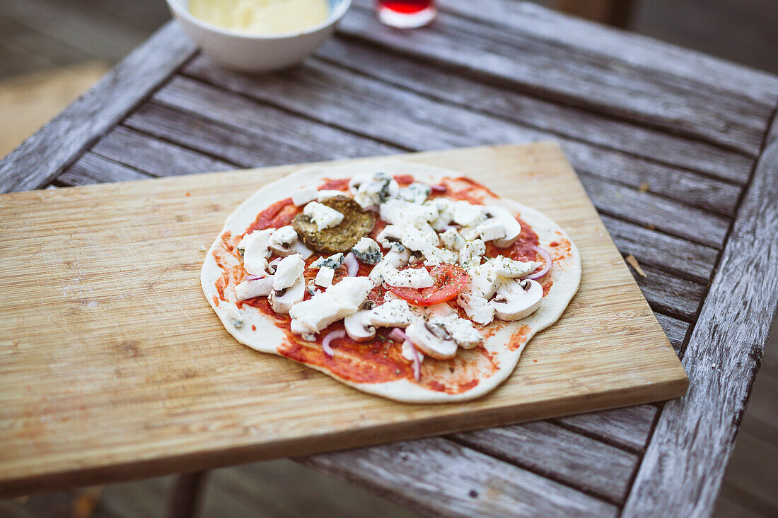 Hausgemachte Pizza auf einem Holzschneidebrett