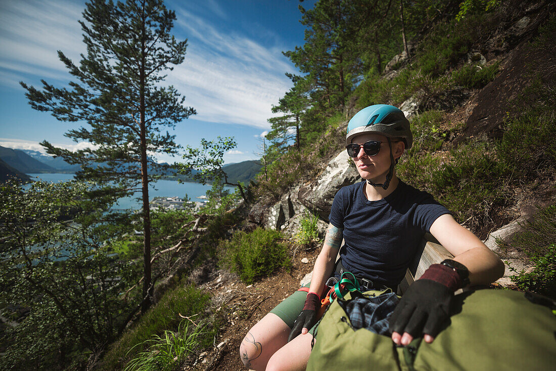 Bergsteigerin schaut weg