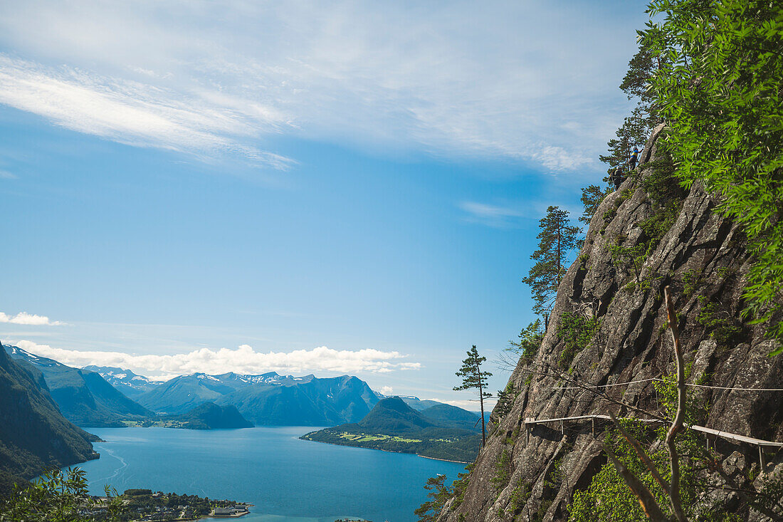 Blick auf eine Berglandschaft im Sommer