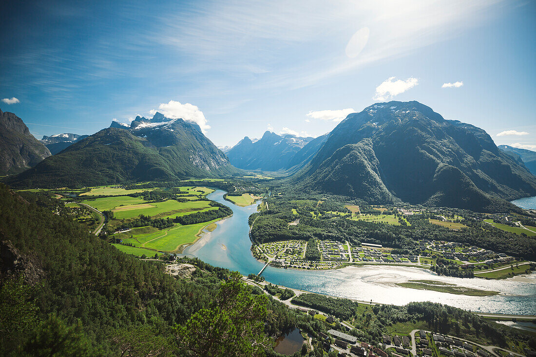 Blick auf eine Berglandschaft im Sommer