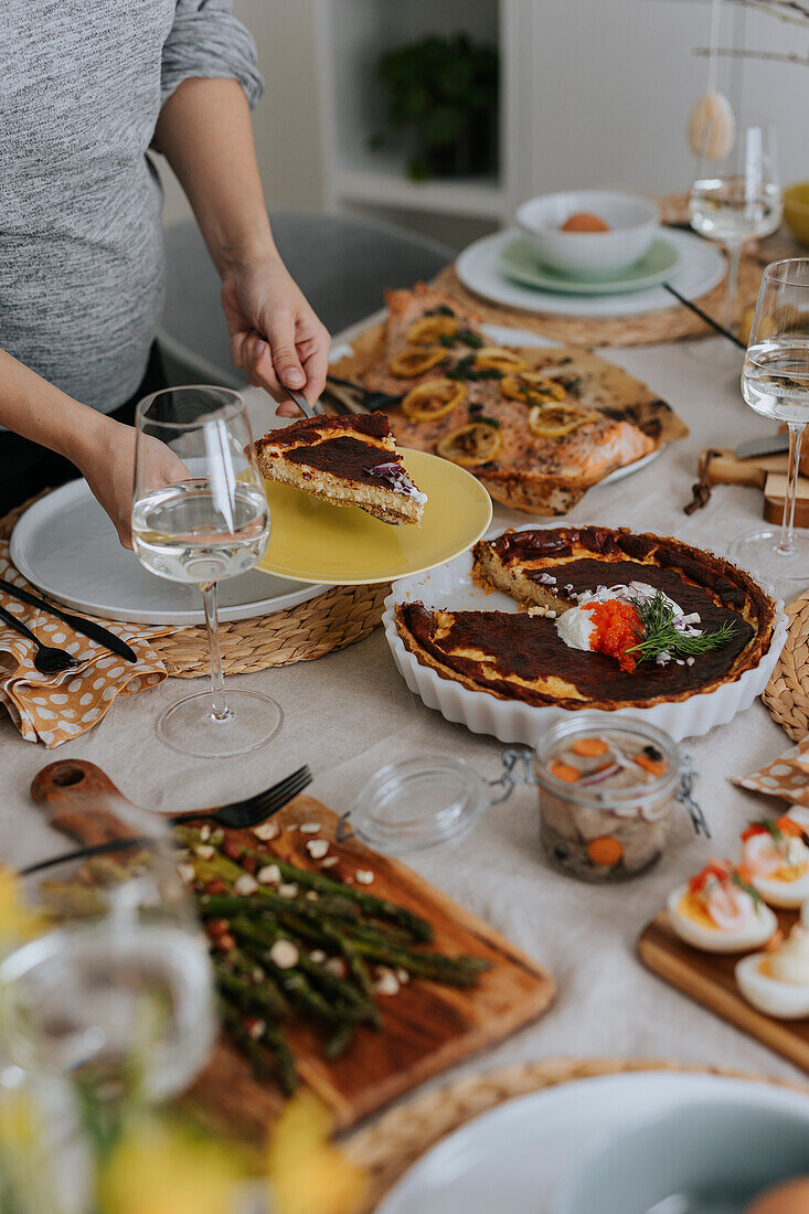 Gedeckter Tisch für Ostermahlzeit