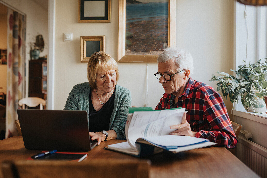 Älteres Ehepaar benutzt Laptop zu Hause