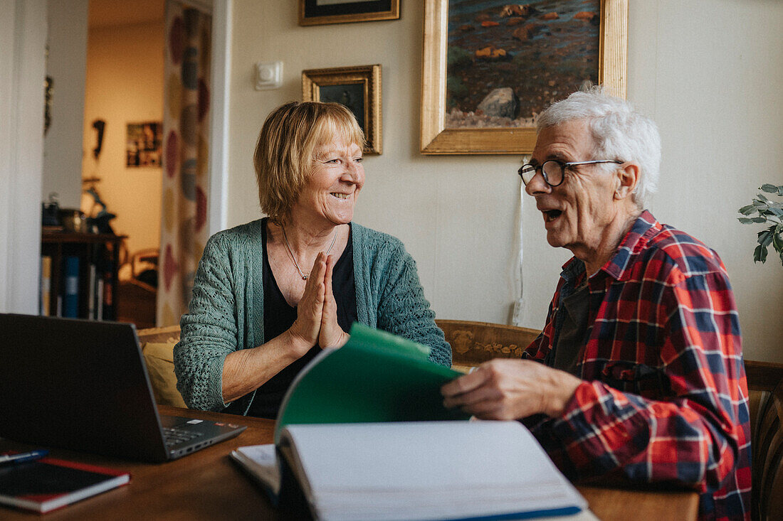 Älteres Ehepaar benutzt Laptop zu Hause