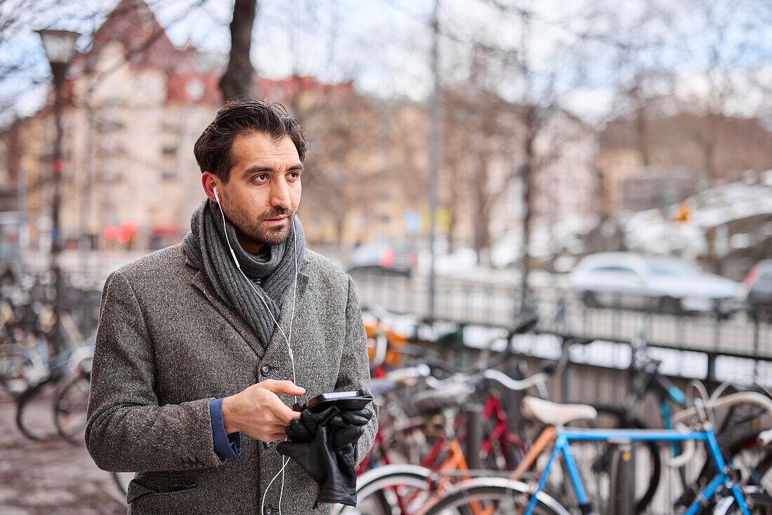 Eleganter Mann mit Smartphone auf der Straße