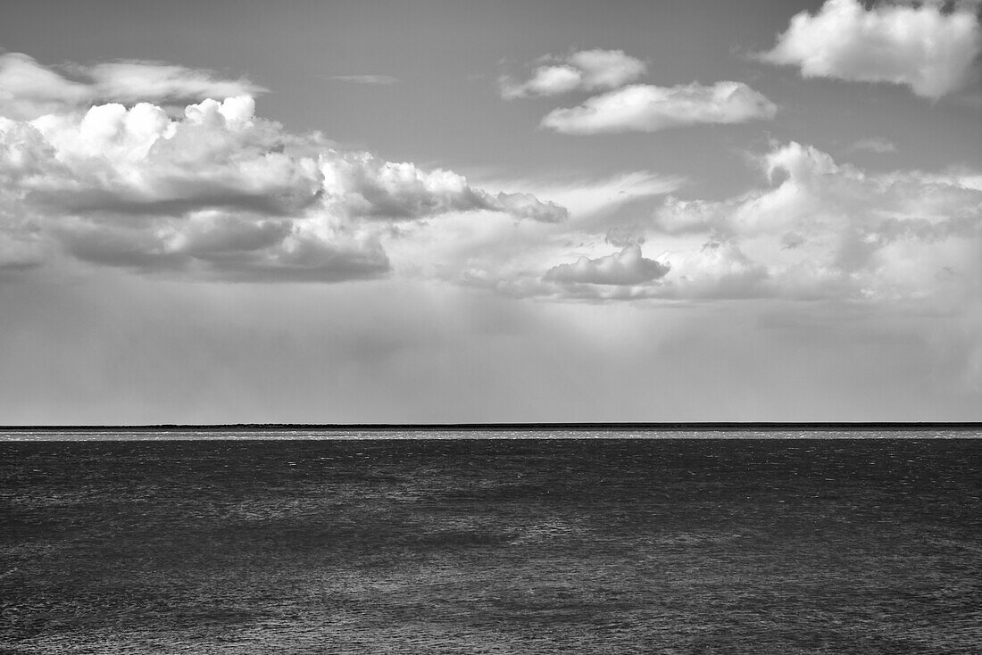 Argentinien, Santa Cruz. Puerto Santa Cruz, Fluss Santa Cruz unter stürmischen Wolken.