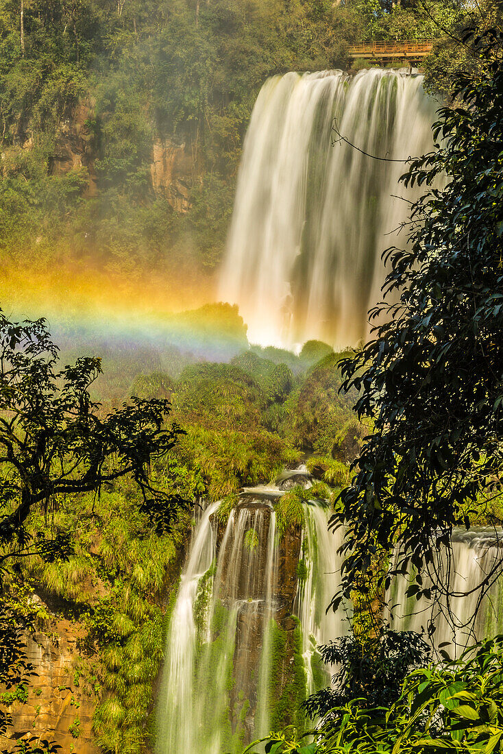 Brasilien, Iguazu-Fälle. Landschaft der Wasserfälle