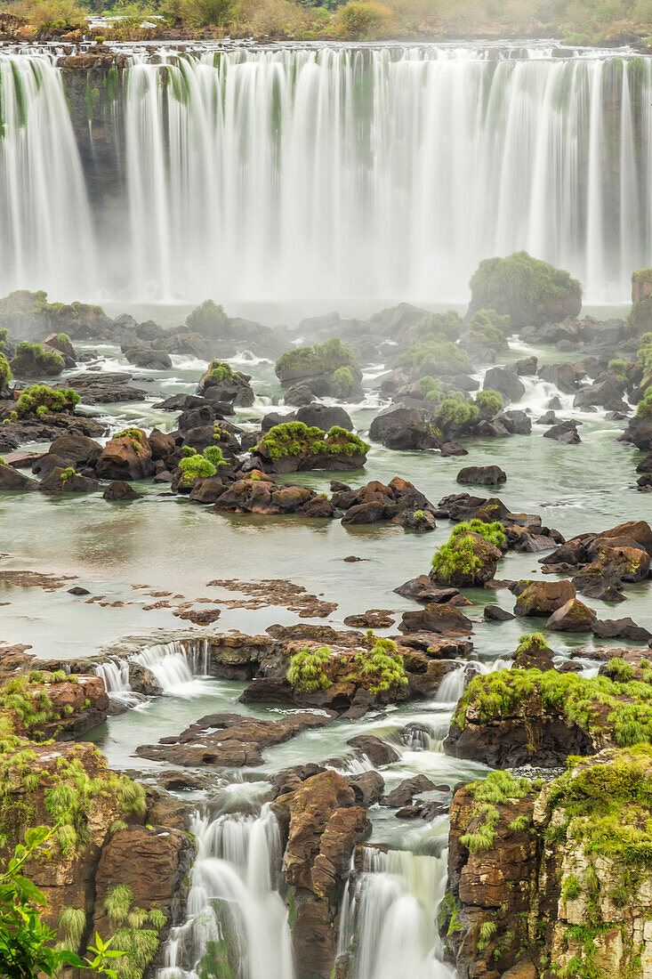 Brasilien, Iguazu-Fälle. Landschaft der Wasserfälle