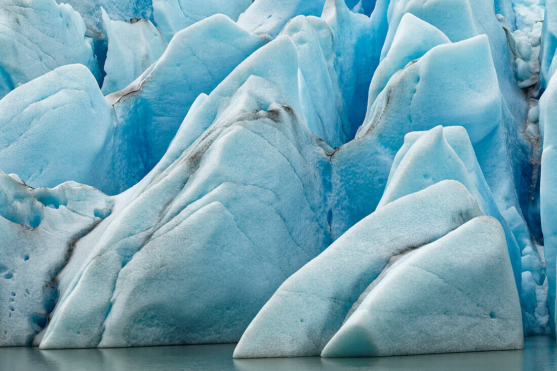 Muster im blauen Eis des Grey Glacier, Torres del Paine National Park, Chile. Patagonien