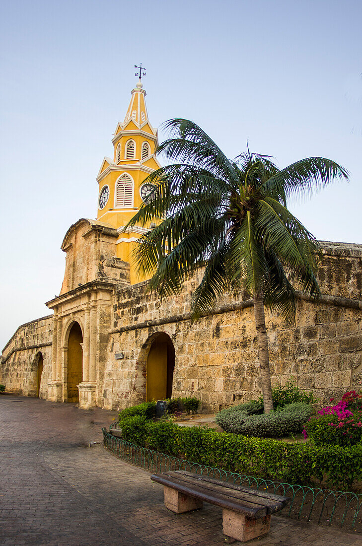 Der berühmte Uhrenturm Torre de Reloj ragt in der Altstadt von Cartagena, Kolumbien, empor.