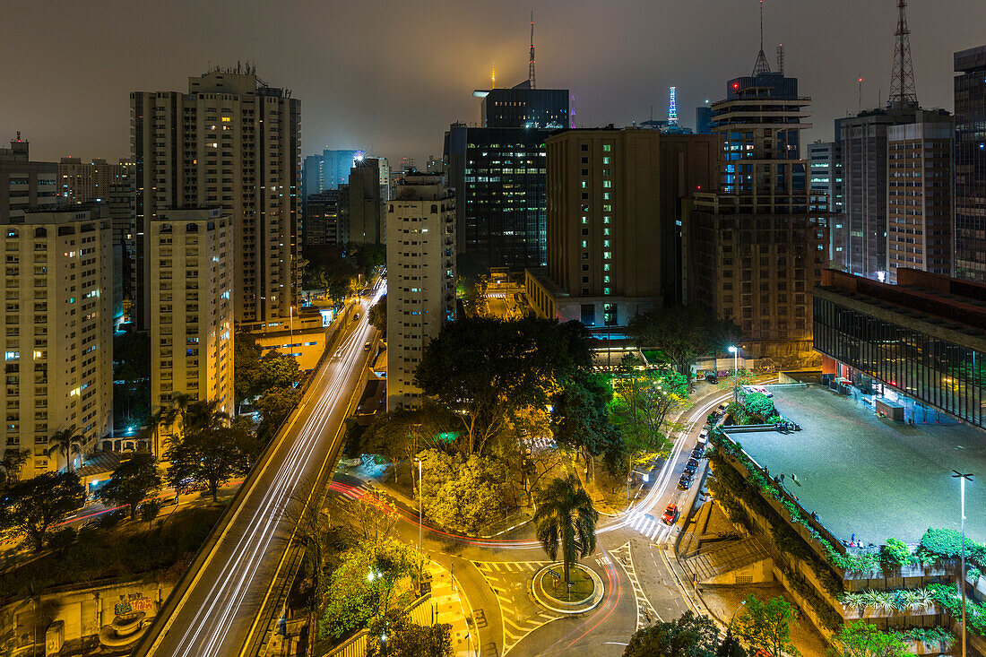 Nachtaufnahmen mit Langzeitbelichtung in einer nebligen Nacht in der Innenstadt von Sao Paulo, Brasilien.