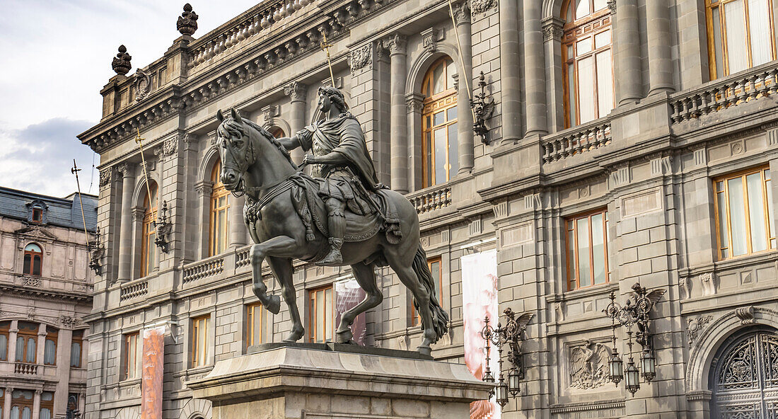 Reiterstatue von Karl IV., Nationales Kunstmuseum, Mexiko-Stadt, Mexiko. Gebäude 1911 Statue 1802 letzter spanischer Herrscher Mexiko.