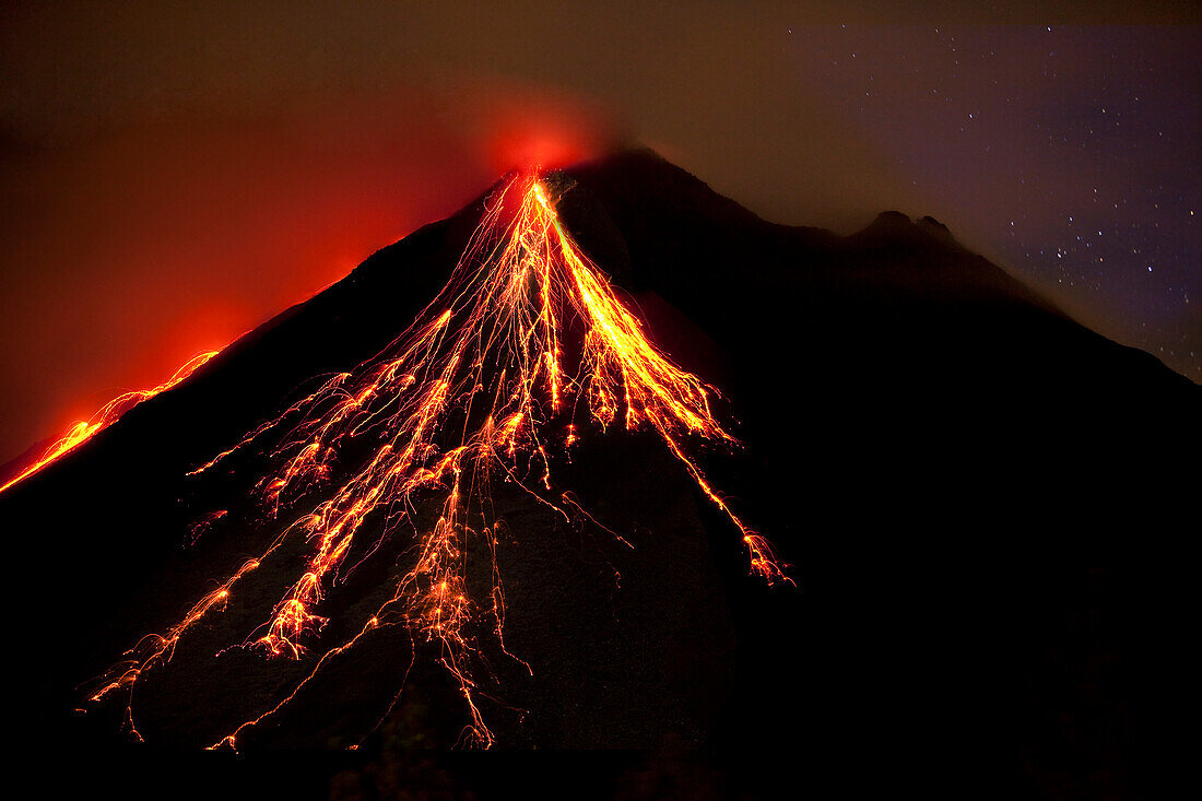 Karibik, Costa Rica. Ausbruch des Vulkans Arenal mit geschmolzener Lava