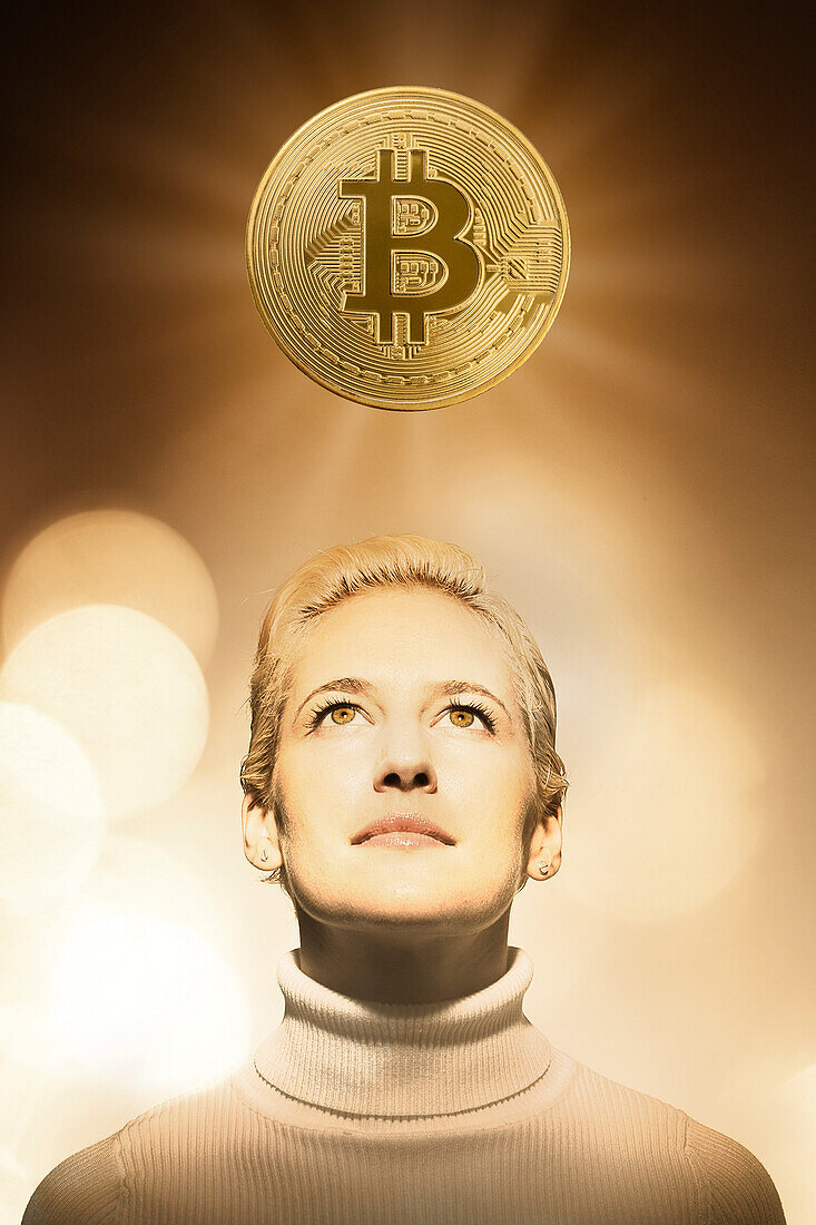 Frau mit Bitcoin über dem Kopf
