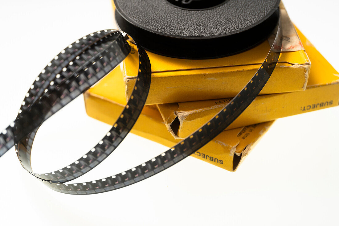 Studioaufnahme von 8-mm-Filmspule und Kartons