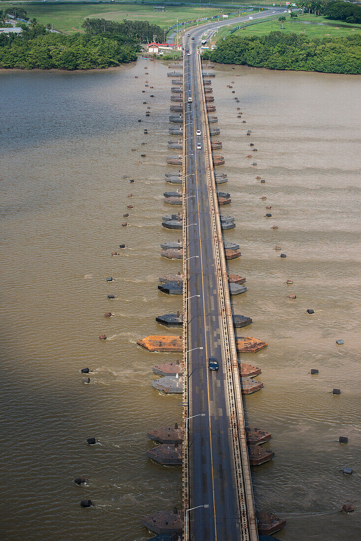 Die Demerara Harbor Bridge überquert den Demerara River. Die Brücke ist die längste schwimmende Pontonbrücke der Welt. Georgetown, Guyana