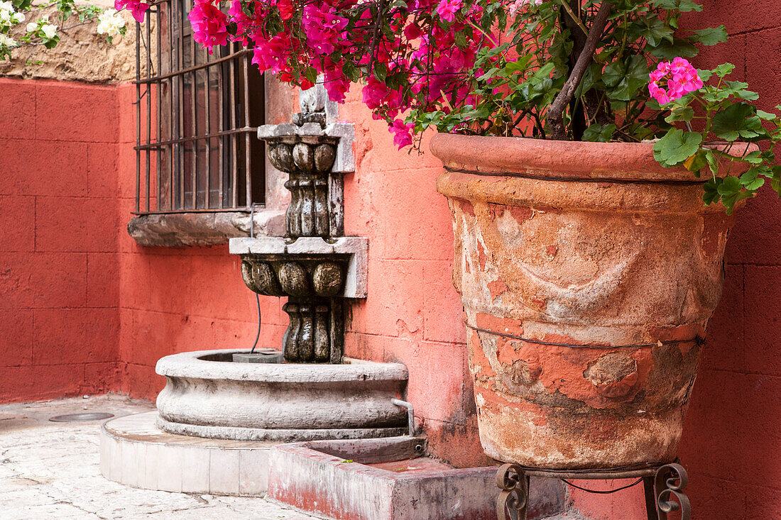 Mexico, San Miguel de Allende, courtyard in San Miguel de Allende