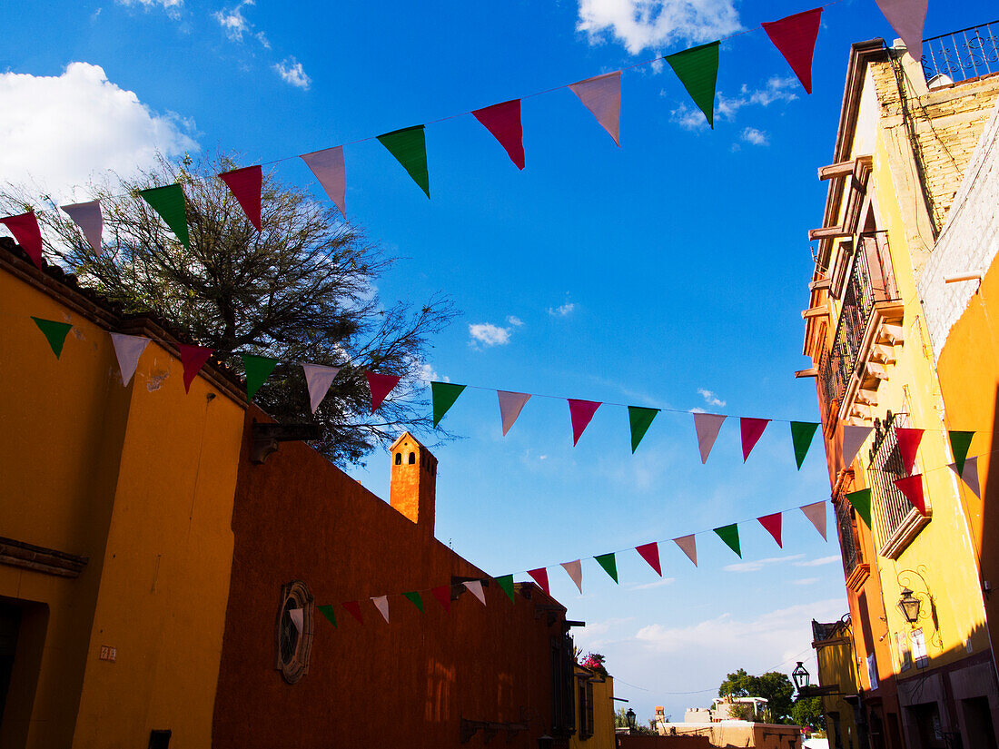 Mexiko, San Miguel de Allende, Fahnen wehen zum Tag der Toten Kalibrierung