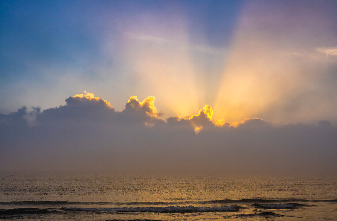 Die Sonne geht über dem ruhigen Meer auf