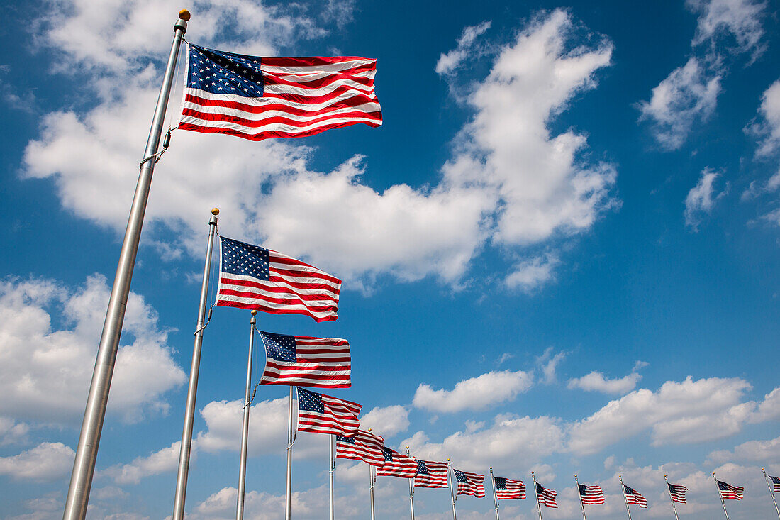 USA, Washington D.C., Reihe amerikanischer Flaggen um das Washington Monument