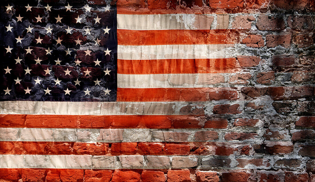Amerikanische Flagge auf einer Backsteinmauer