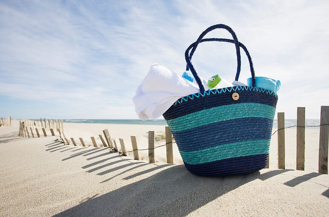 Strandtasche mit Handtüchern am Strand, Nantucket Island