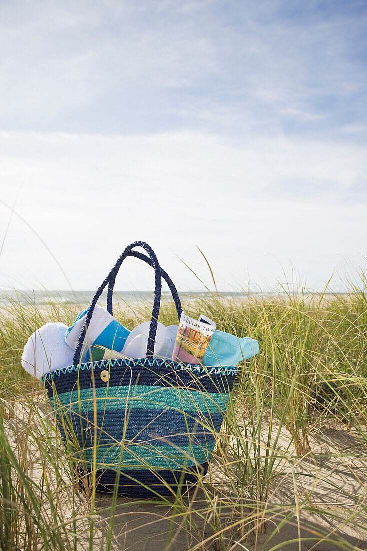 Strandtasche mit Handtüchern am Strand, Nuntucket Island