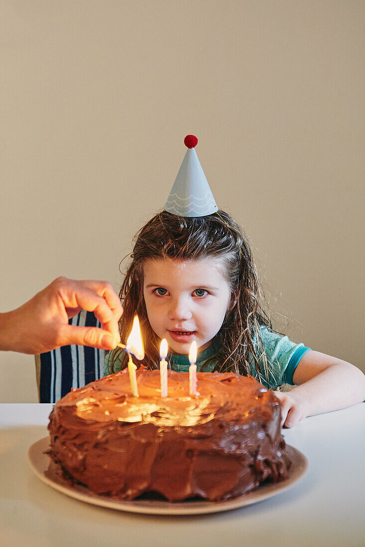 Mädchen feiert ihren dritten Geburtstag