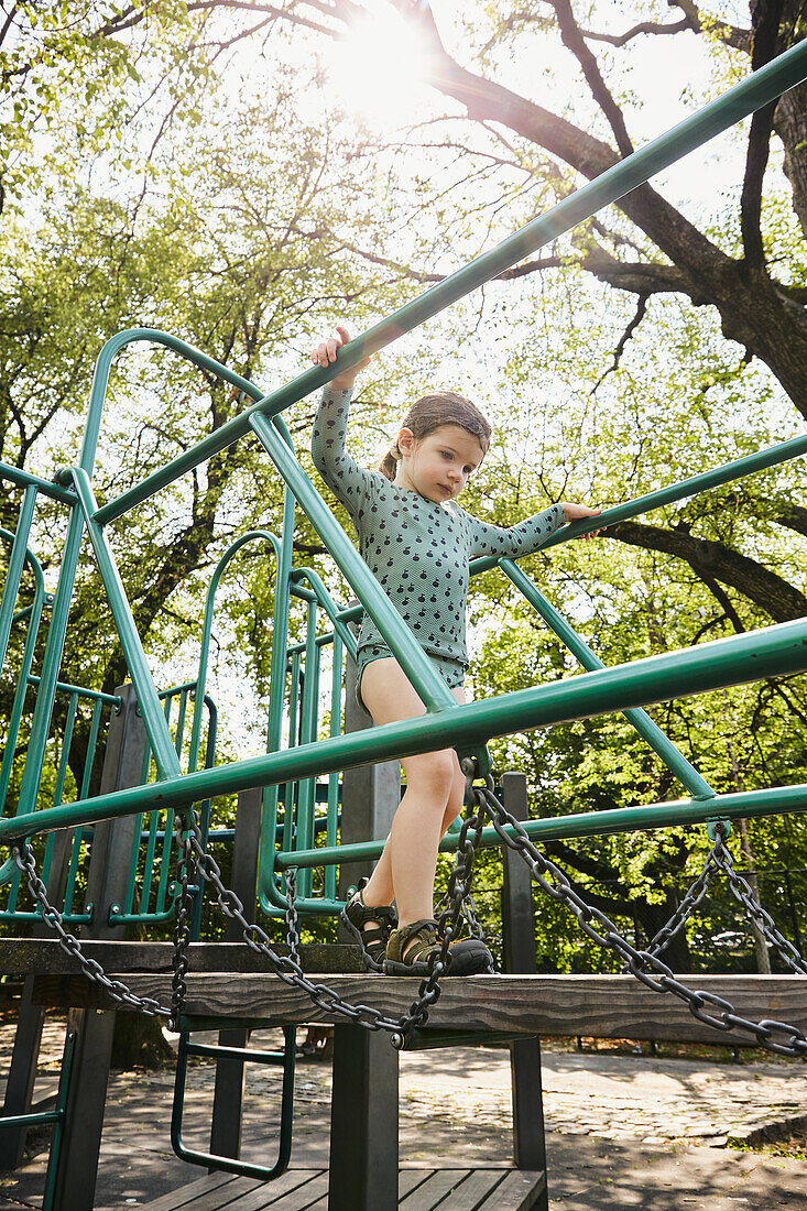 USA, New York, New York City, Mädchen läuft auf Fußgängerbrücke auf Spielplatz