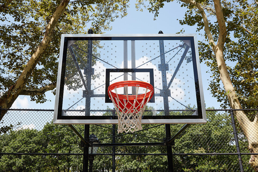 Basketballkorb im Park