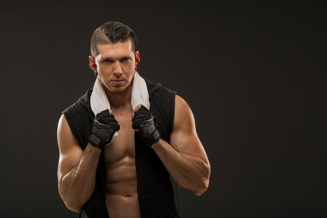 Porträt eines muskulösen Mannes mit Sporthandschuhen