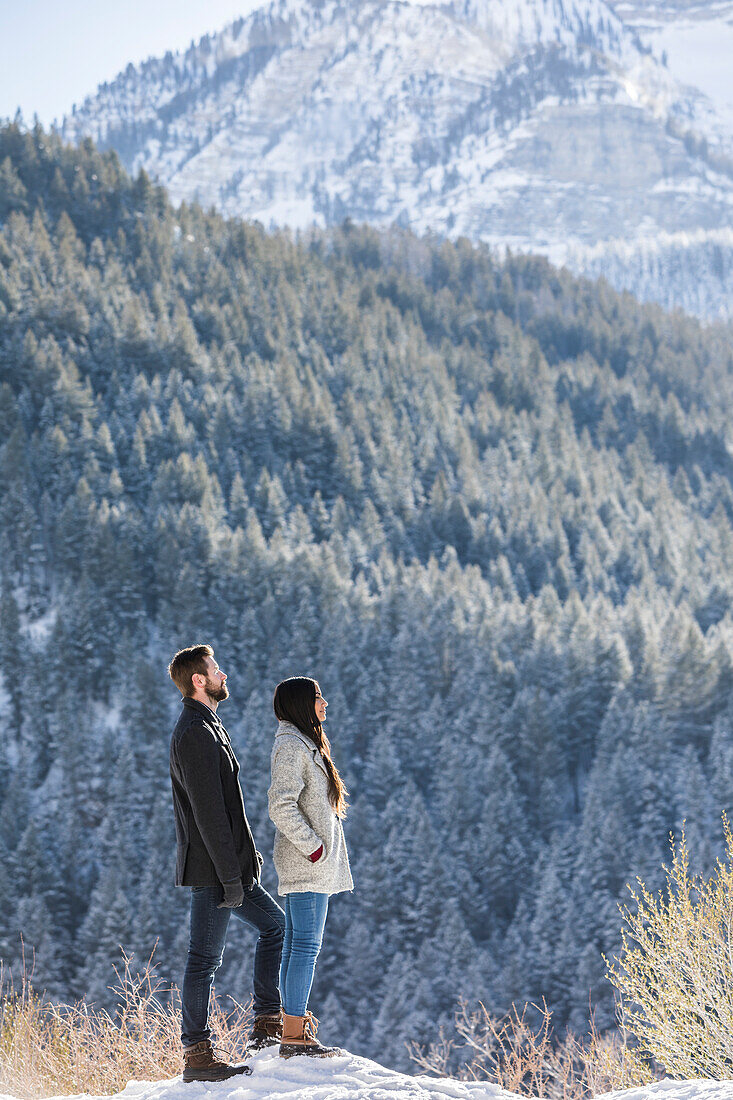 Vereinigte Staaten, Utah, American Fork, Paar mit Blick auf eine Winterlandschaft