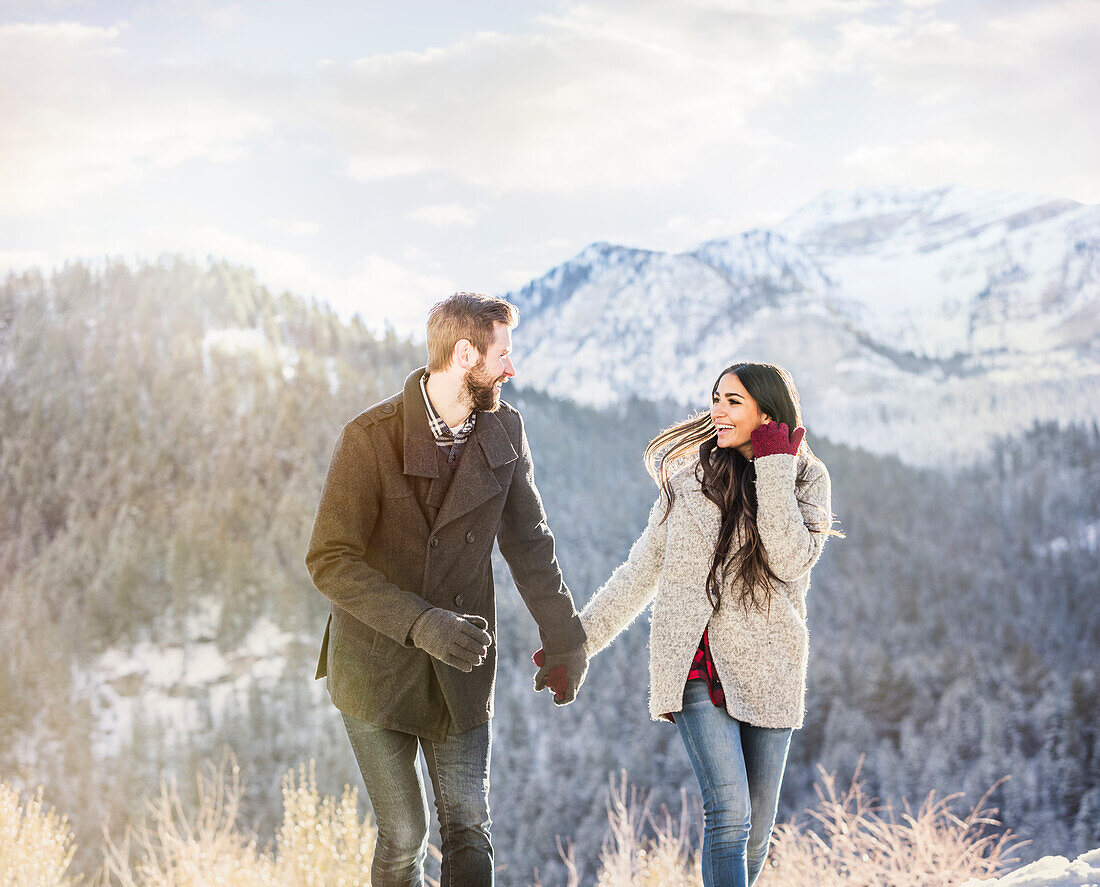Vereinigte Staaten, Utah, American Fork, Lächelndes Paar beim Spaziergang in einer Winterlandschaft