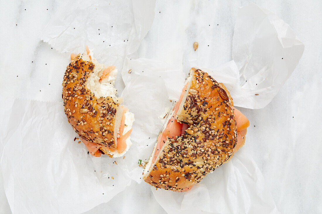 Draufsicht auf Bagel mit Lachs und Frischkäse