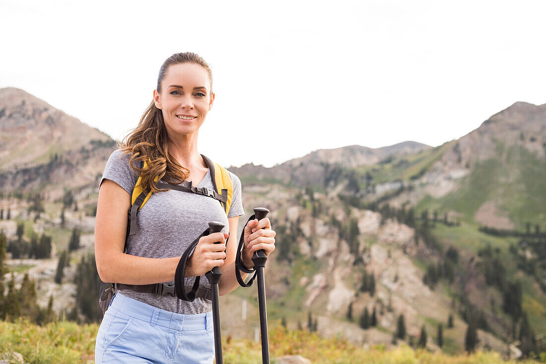Vereinigte Staaten, Utah, Alpine, Porträt einer lächelnden Frau beim Wandern in den Bergen