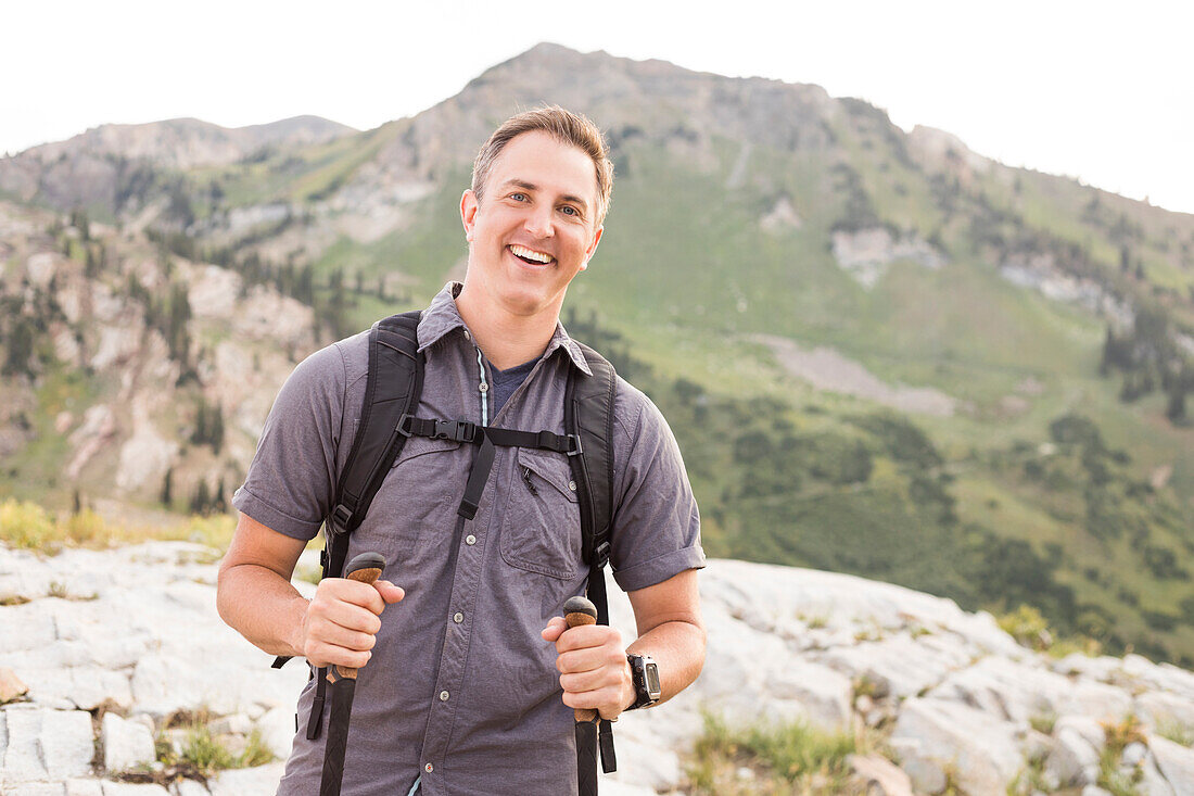 Vereinigte Staaten, Utah, Alpin, Porträt eines lächelnden männlichen Wanderers