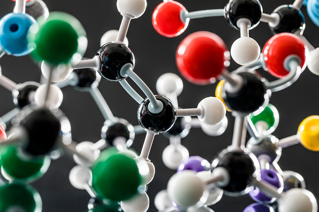 Molekulares Modell vor schwarzem Hintergrund