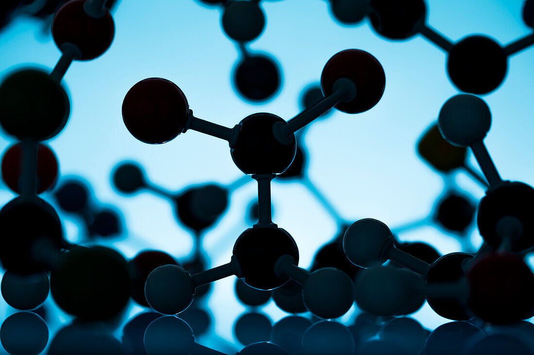 Molekulares Modell vor blauem Hintergrund