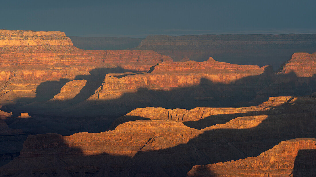 Vereinigte Staaten, Arizona, Grand Canyon National Park, South Rim, Grand Canyon Felsformationen bei Sonnenuntergang