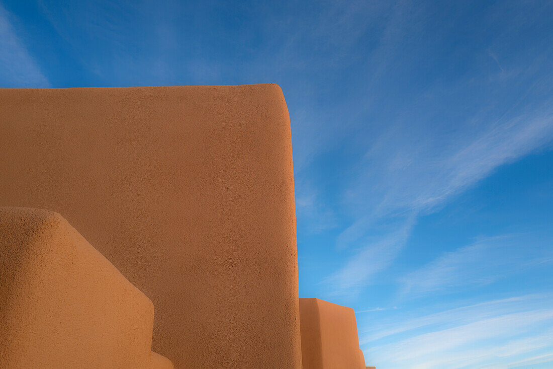 Vereinigte Staaten, New Mexico, Santa Fe, Mauern im Adobe-Stil vor blauem Himmel 