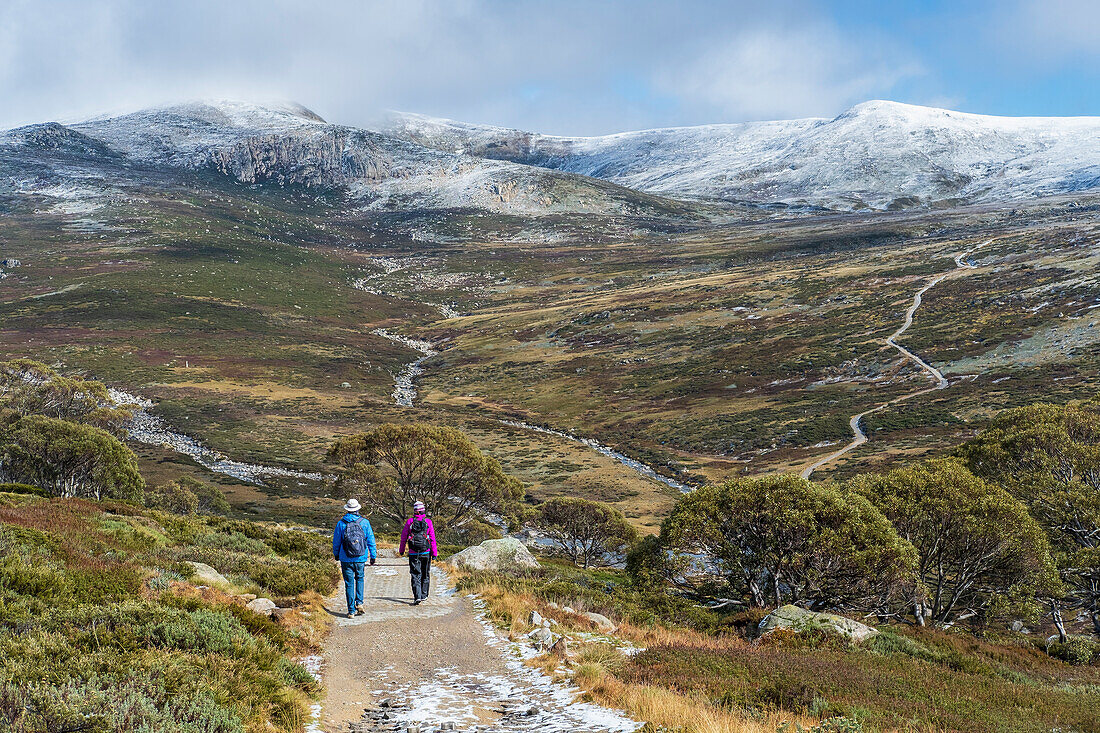 Australien, New South Wales, Zwei Personen wandern am Charlotte Pass im Kosciuszko National Park