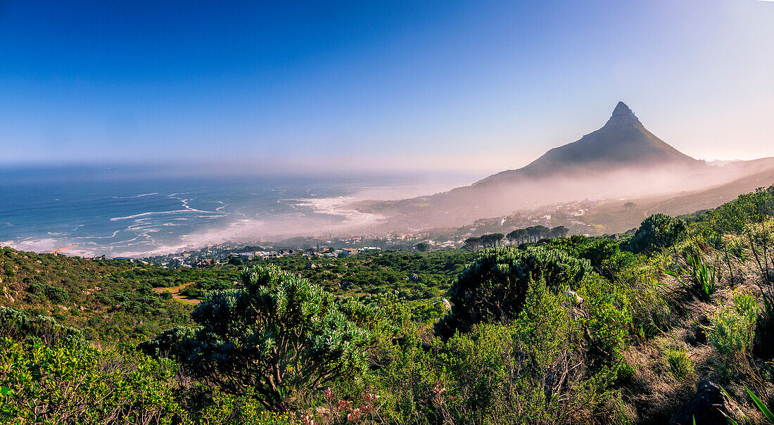 Südafrika, Westkap, Kapstadt, Löwenkopfgipfel von den Hängen des Tafelbergs aus gesehen