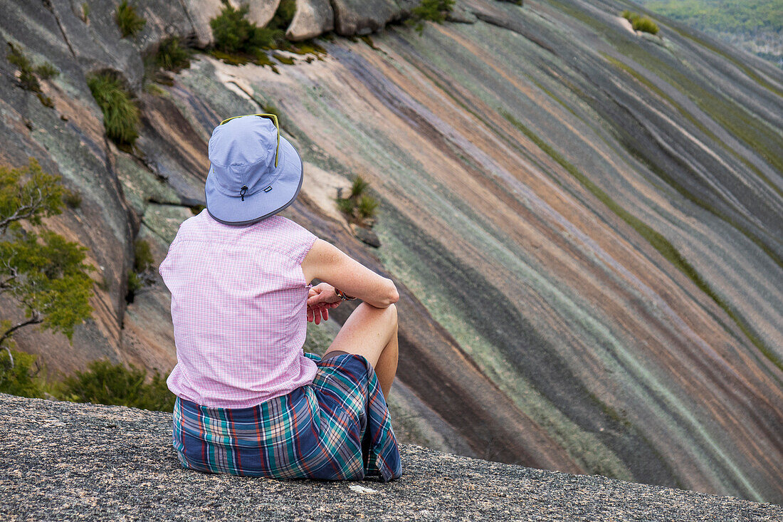 Australien, New South Wales, Bald Rock National Park, Frau schaut auf bunt gestreifte Berge