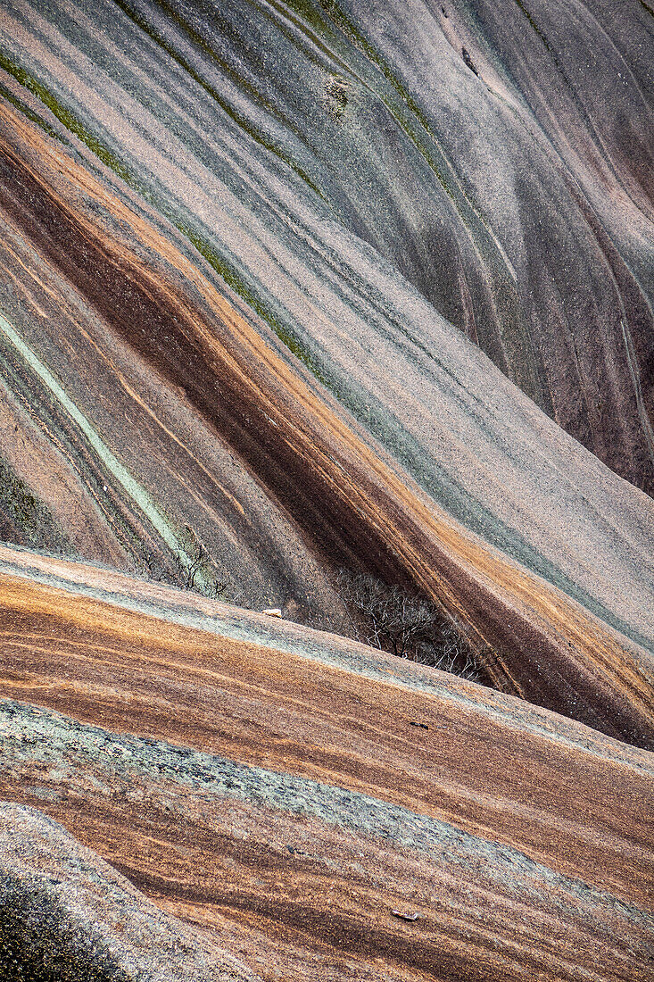 Australien, Neusüdwales, Bald Rock National Park, Blick auf bunt gestreifte Berge